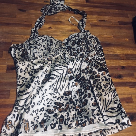 A women’s patterned top - Picture 2 of 6